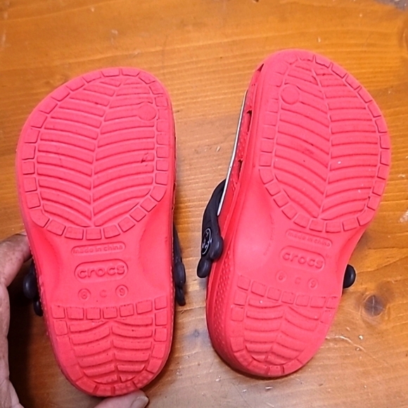 KIDS CROCS MICKEY PAINT SPLATTER  CLOG IN RED SIZE 8/9 - Picture 5 of 7
